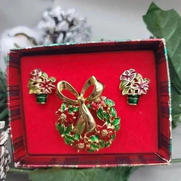 Gerry Pin Poinsettia Wreath W/Bow, Earrings Gold/Red/Green - Picture 1 of 5